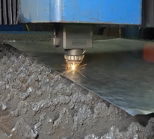 O corte a laser executado pela ADOM Metalúrgica alia precisão e assertividade, garantindo um acabamento impecável