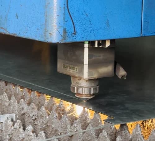 O corte a laser executado pela ADOM Metalúrgica alia precisão e assertividade, garantindo um acabamento impecável
