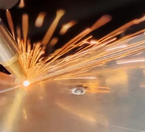 O corte a laser executado pela ADOM Metalúrgica alia precisão e assertividade, garantindo um acabamento impecável