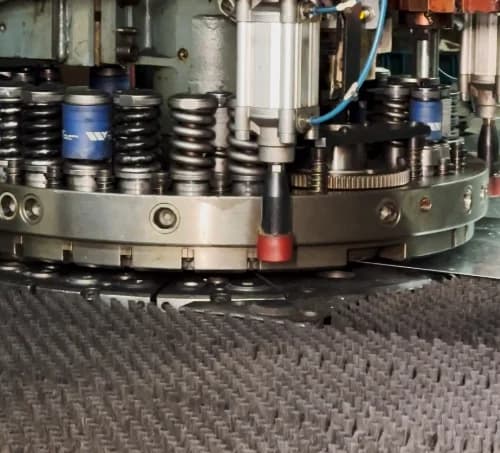 O corte a laser executado pela ADOM Metalúrgica alia precisão e assertividade, garantindo um acabamento impecável