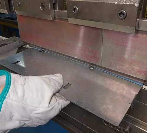 O corte a laser executado pela ADOM Metalúrgica alia precisão e assertividade, garantindo um acabamento impecável