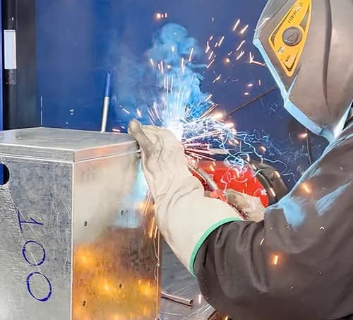 O corte a laser executado pela ADOM Metalúrgica alia precisão e assertividade, garantindo um acabamento impecável