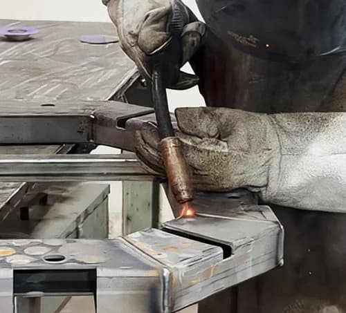 O corte a laser executado pela ADOM Metalúrgica alia precisão e assertividade, garantindo um acabamento impecável