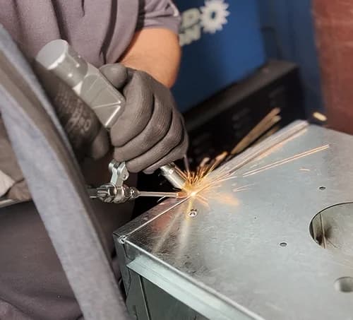 O corte a laser executado pela ADOM Metalúrgica alia precisão e assertividade, garantindo um acabamento impecável
