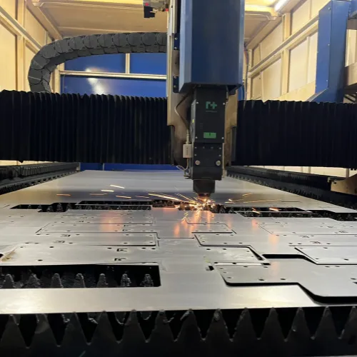 O corte a laser executado pela ADOM Metalúrgica alia precisão e assertividade, garantindo um acabamento impecável