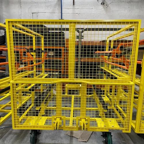 Aramados da ADOM Metalúrgica, formados por fios de metal, ideais para suportes, prateleiras e ganchos, oferecendo resistência, durabilidade e acabamento superior.