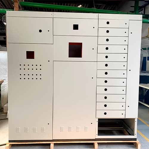 A ADOM aplica pintura líquida para cobrir grandes áreas com acabamento uniforme e proteção contra corrosão, enquanto a pintura eletrostática oferece aderência superior e resistência para materiais metálicos.
