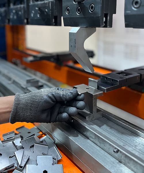 A tecnologia ADOM oferece processos de corte e dobra com alta precisão e qualidade, permitindo personalização, redução de custos e agilidade na produção de diversos metais.