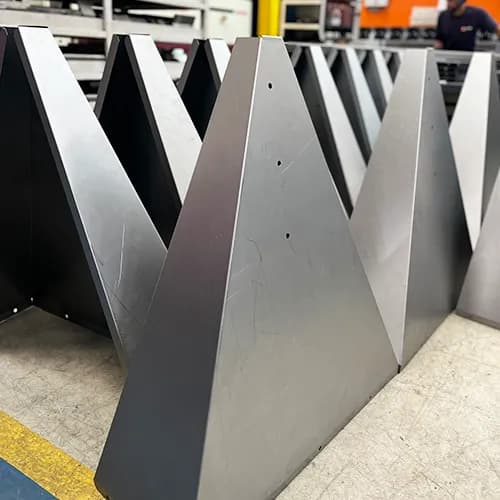 O corte e dobra de metais da ADOM Metalúrgica é aplicado em setores como o automotivo, construção civil, naval e aeronáutico, garantindo componentes estruturais com alta precisão.