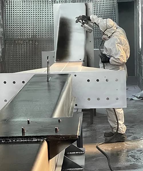 A ADOM utiliza pintura líquida para acabamento resistente em automóveis, móveis, eletrodomésticos e construções, e pintura eletrostática para garantir uniformidade em peças metálicas e estruturas externas.