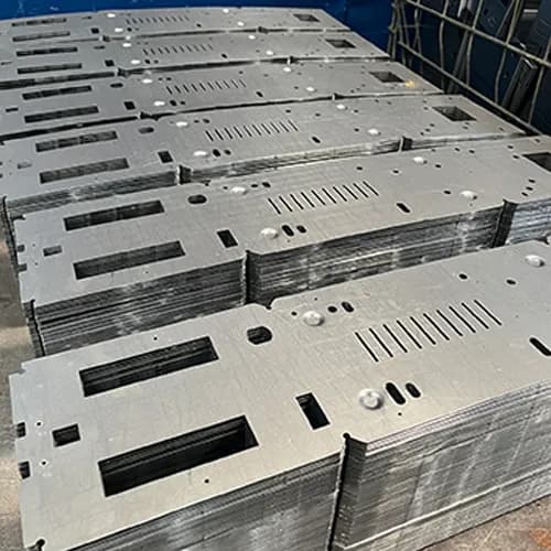 O corte puncionado realizado pela ADOM Metalúrgica alia precisão e eficiência, permitindo a fabricação de componentes automotivos e estruturas metálicas para diversos setores.