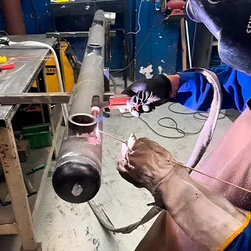 A solda MIG da ADOM utiliza gás inerte para proteção e rapidez, enquanto a solda TIG proporciona soldas limpas e precisas, garantindo alta qualidade em aplicações industriais.